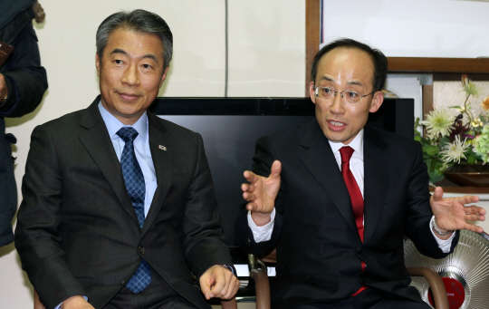 출마 선언한 정종섭, 추경호      (대구=연합뉴스) 김준범 기자 = 정종섭 전 행자부 장관(왼쪽)과 추경호 전 국무조정실장(오른쪽)이 13일 오후 대구 수성구 새누리당 경북도당에서 기자간담회를 열고 질문에 답하고 있다. 2016.1.13      psykims@yna.co.kr  (끝)